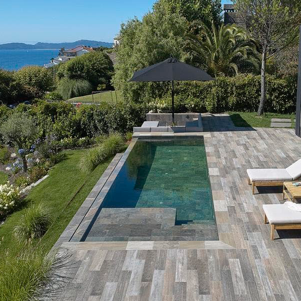 piscina infinity rectangular con revestimiento porcelánico
