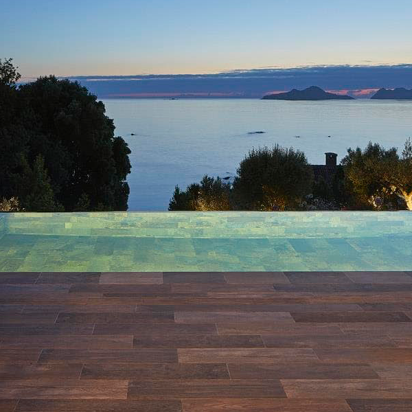 vista del mar desde piscina infinity revestida con gres porcelánico