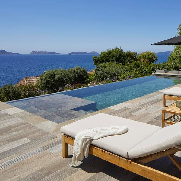 piscina infinity rectangular con revestimiento porcelánico