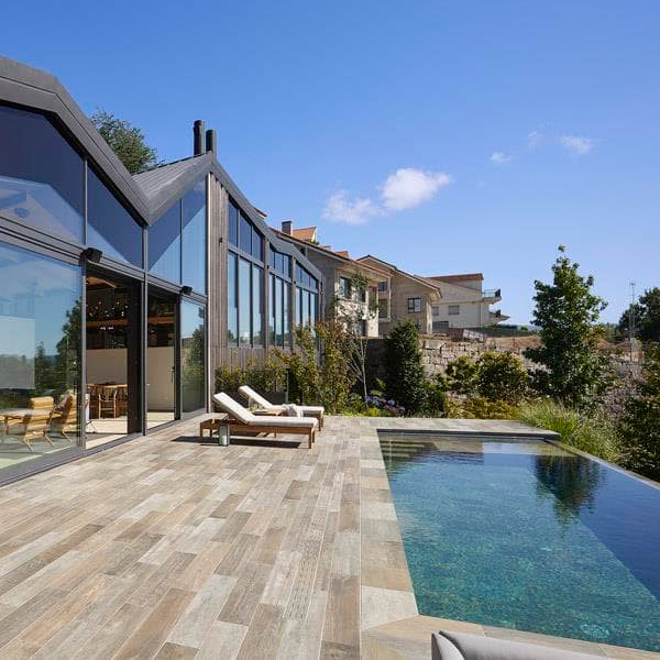 piscina infinity rectangular con revestimiento porcelánico