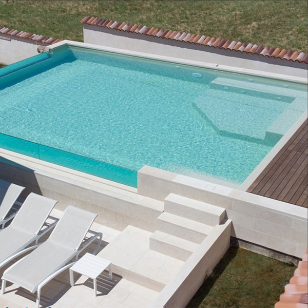mini piscina con paredes transparentes, del listado de las mejores piscinas del verano 2022, por Isola Verde Piscine