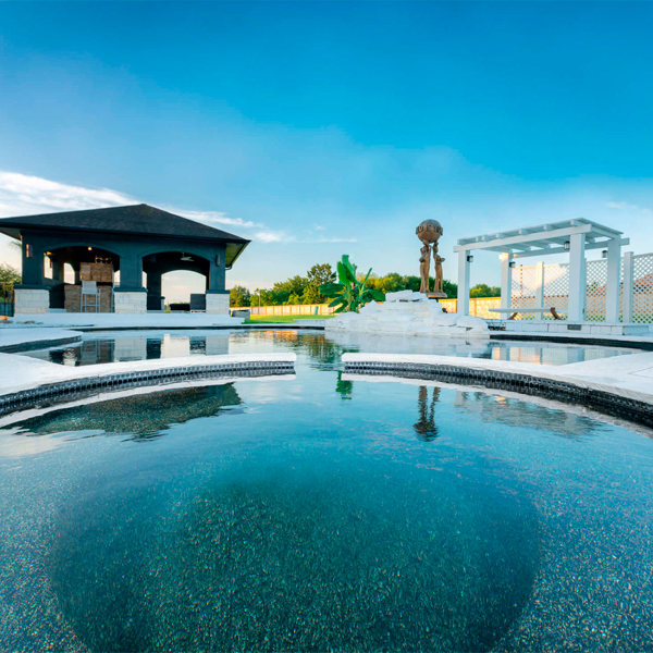 piscina negra con spa, de J´s Pools and Spas