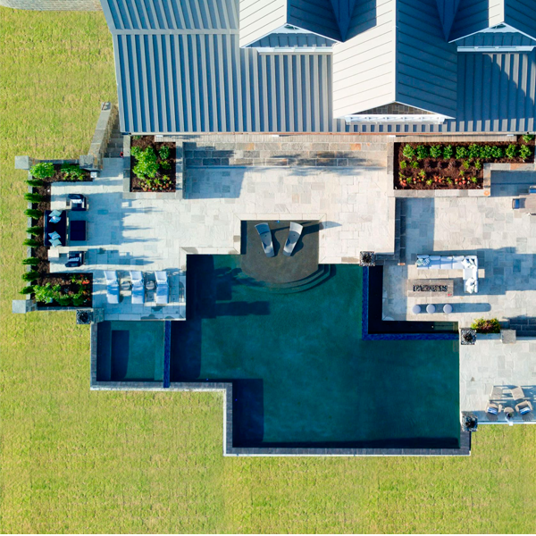 vista dron de una piscina espejo con spa, de J. Brownlee Design