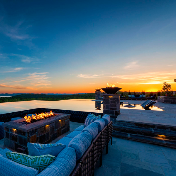 piscina espejo con spa al atardecer por J. Brownlee Design