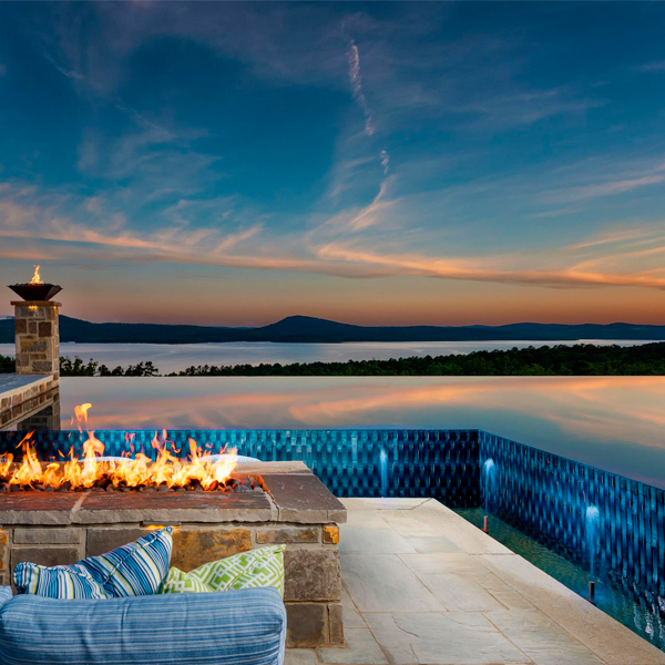 piscina espejo con spa por J. Brownlee Design