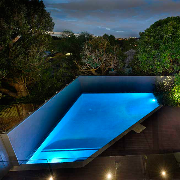 piscina geométrica iluminada por la noche