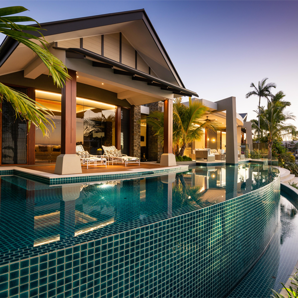 piscina infinity iluminada por la noche, de JB Pool Construction
