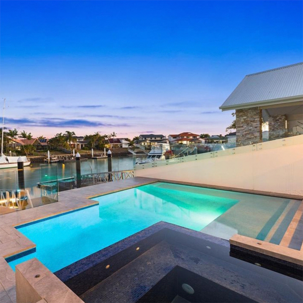 piscina privada y spa al atardecer, por JM Built