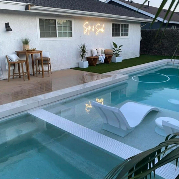 pequeña piscina con spa incorporado de JSQ Custom Pools