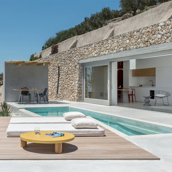 mini piscina tipo infinity en un proyecto de Kapsimalis Architects