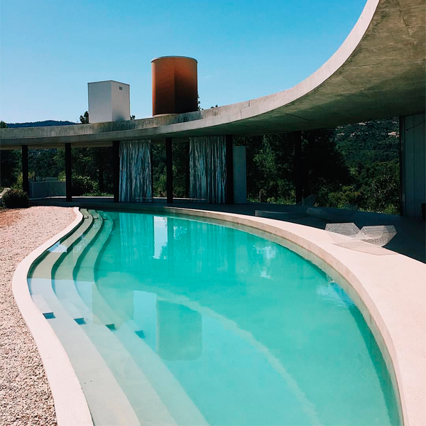 piscina tono turquesa con peldaños interiores
