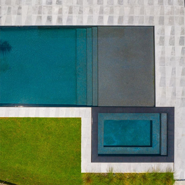 vista dron de piscina desbordante y spa, por Kiso Group