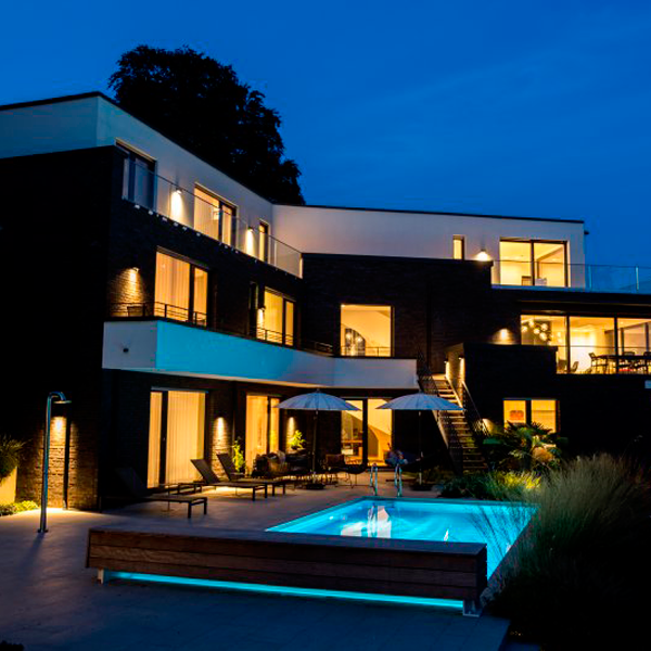 piscina privada con cubierta, iluminada por la noche de Koeppen Pool