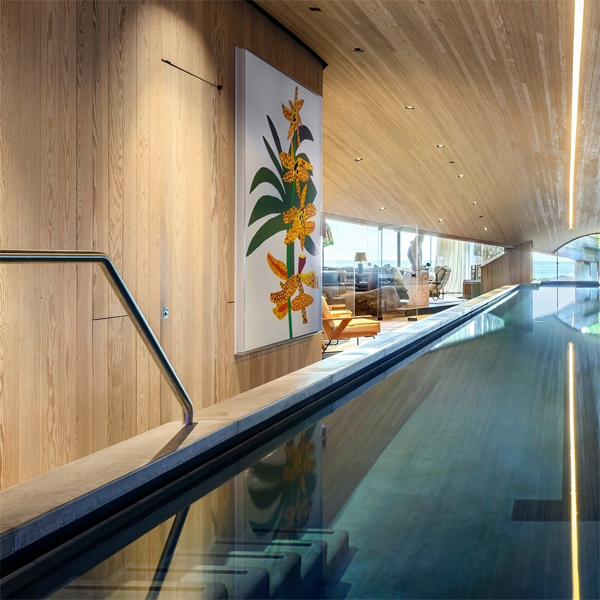 piscina interior de diseño minimalista, estilo carril de natación, en un proyecto de Kovac Design Studio