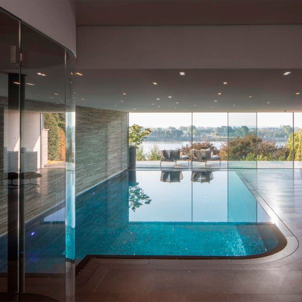 piscina desbordante en interior vivienda