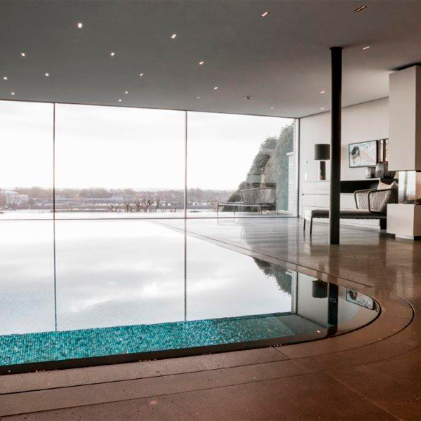 piscina desbordante en interior vivienda