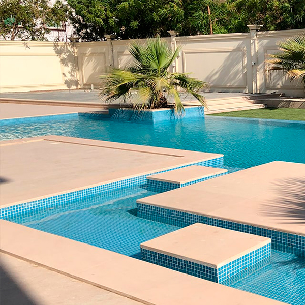 piscina infinity en un proyecto de La Vita Landscapes