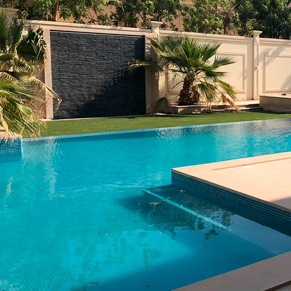 piscina infinity en un proyecto de La Vita Landscapes