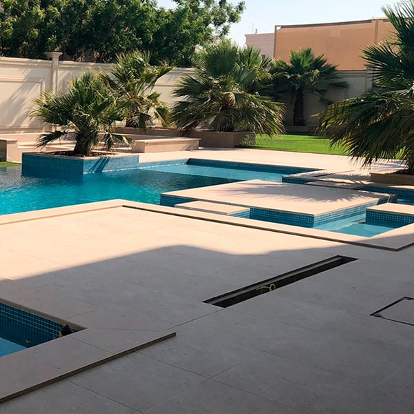 piscina infinity en un proyecto de La Vita Landscapes