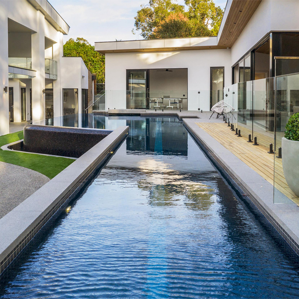 una piscina infinity de diseño único con spa incorporado, por Laguna Pools