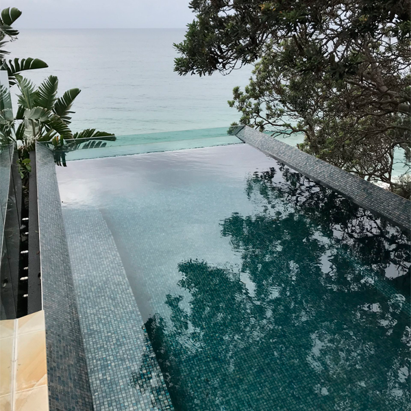 piscina y spa junto a la playa por Landart