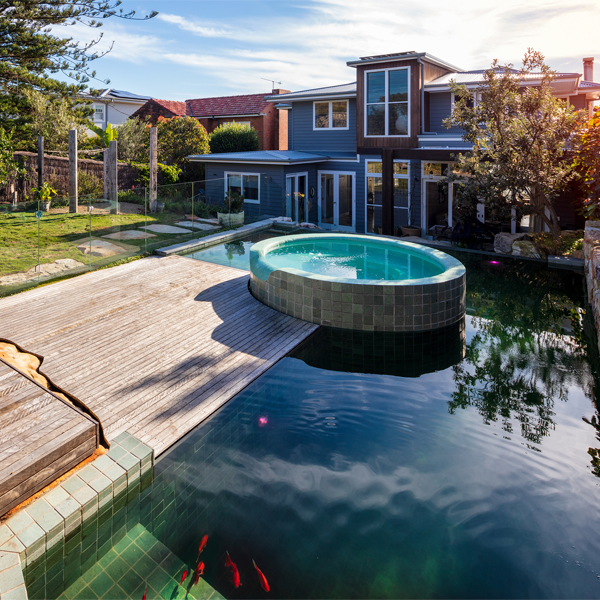piscina natural con spa por Landforms