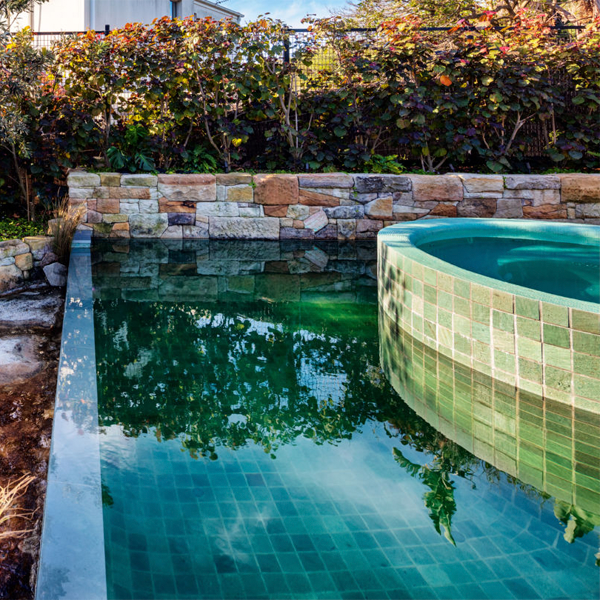 piscina natural con spa por Landforms