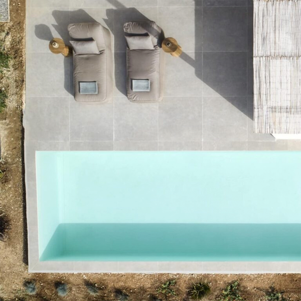 piscina espejo desbordante de L Architects