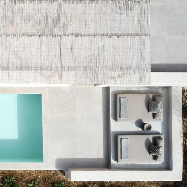piscina espejo desbordante de L Architects