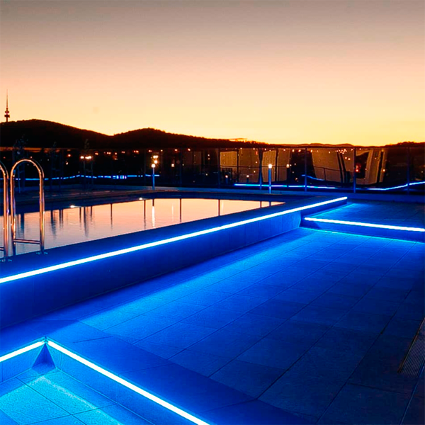 piscina elevada con iluminación led de Leader Pools