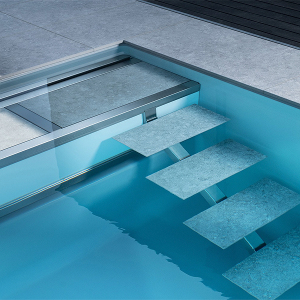detalle escalera interior en piscina prefabricada, por Leidenfrost