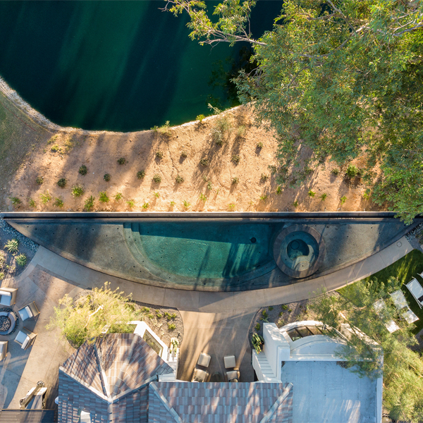 vista dron de piscina infinity a medida con spa incorporado, por Liquid Evolution Pools