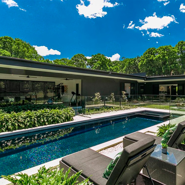 piscina infinity estilo canal de natación, en una casa de diseño moderno, por Liquid Pool Design