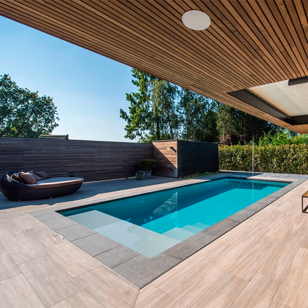 piscina prefabricada con exterior en porcelánico