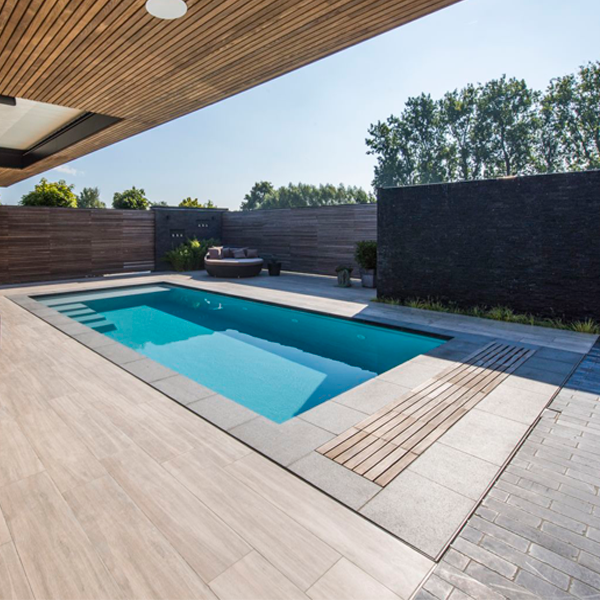 piscina prefabricada con exterior en porcelánico