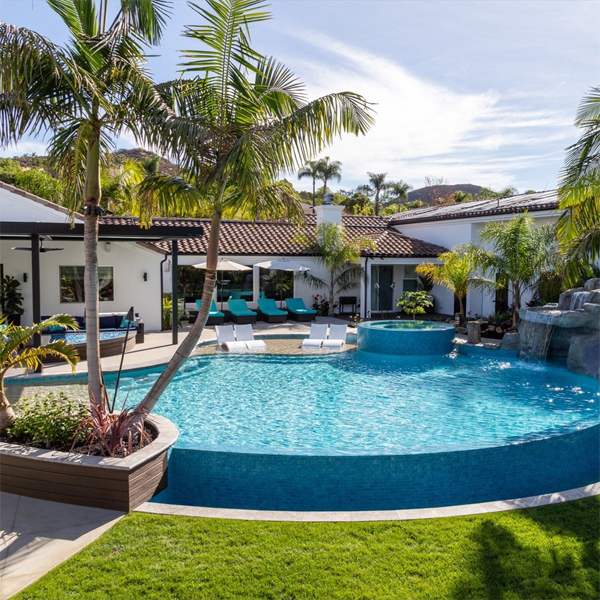 piscina infinity a medida con spa incorporado, de Majestic Pools and Spas