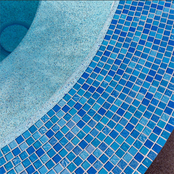 combinación de gresite y pebbletec, como revestimientos de una piscina de Majestic Pools and Spas