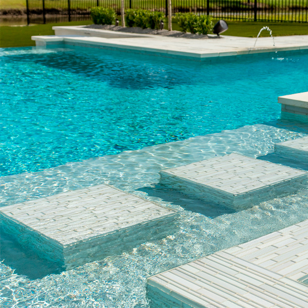 revestimiento en piscina infinity a medida con spa incorporado, por Makaira Landscape Pools