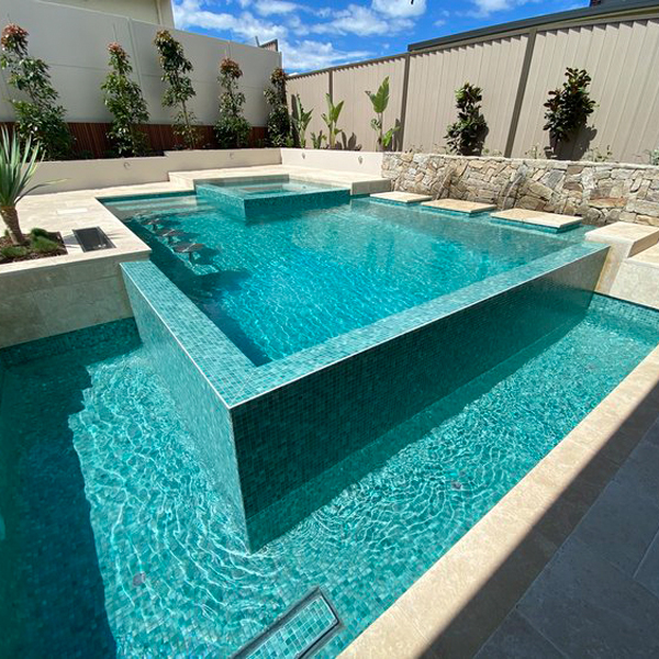 piscina infinity con spa integrado, por Malibu Pools