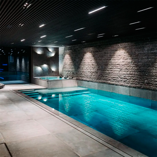 piscina desbordante interior con spa, por Mari
