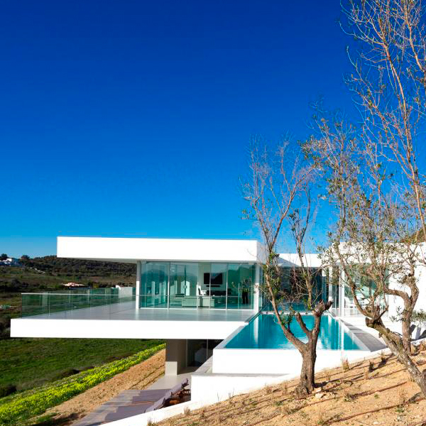 piscina infinity blanca en proyecto de Mario Martins Atelier