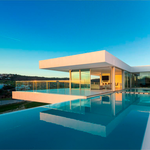 piscina infinity blanca al atardecer, en proyecto de Mario Martins Atelier