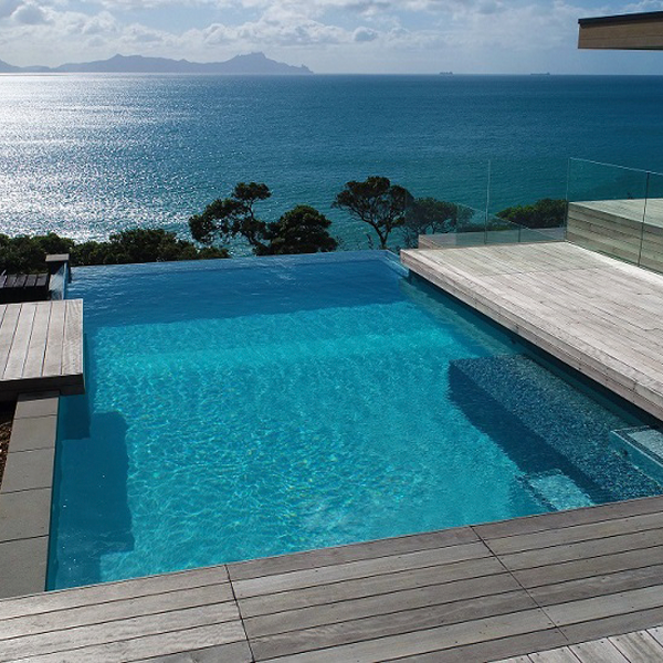 piscina infinity con entorno en tarima de madera
