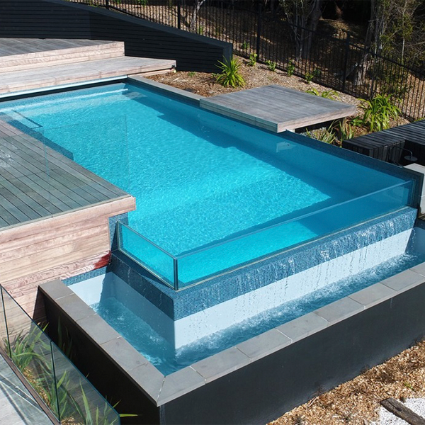 piscina infinity con pared transparente