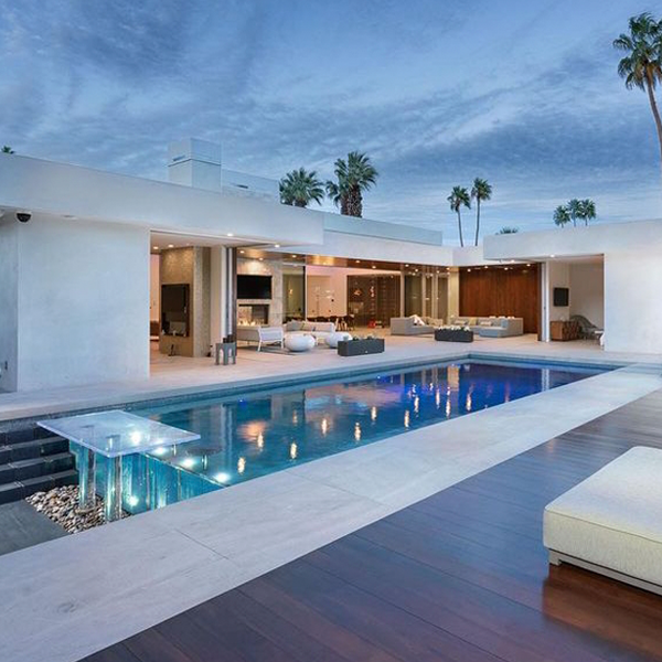 piscina desbordante con pared transparente por Melos Pools and Outdoors