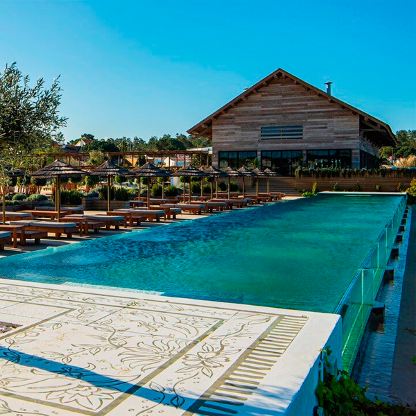 piscina transparente para natación en hotel Quinta da Comporta por MCM Architecture