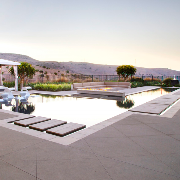piscina negra con spa y zona relax, por Mission Pools