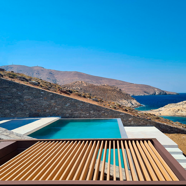 piscina infinity en casa de diseño diseñada por Mold Architects