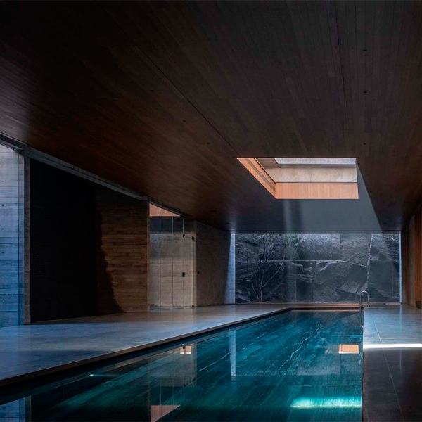 piscina minimalista interior, en un espacio con un gran ventanal en el techo, de un proyecto de lujo por More Than Arch Studio