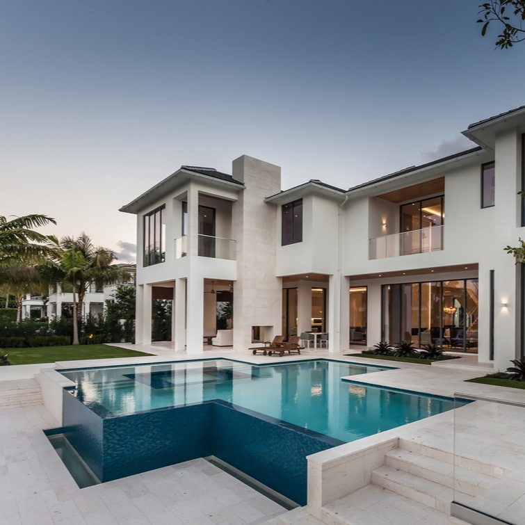 Piscina infinity de lujo con diseño a medida, basado en líneas rectas, en una casa de diseño moderno, por Mothe Design